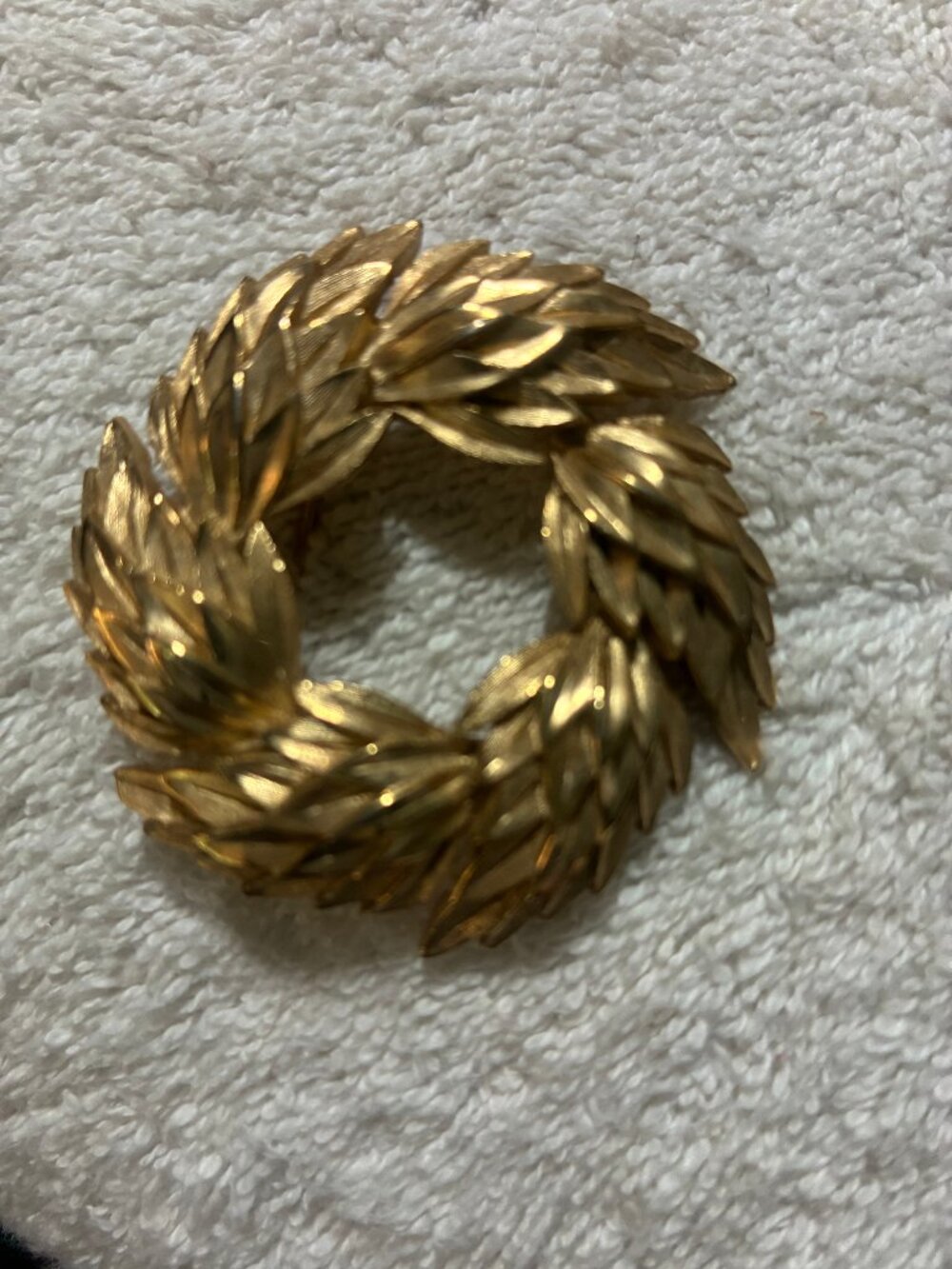 CROWN TRIFARI WREATH BROOCH